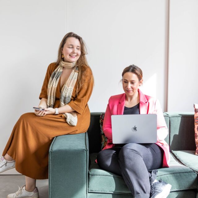📅 Sybille van @billiebays.be en ik hebben samen ruim 25 jaar ervaring in de beautysector. Al onze kennis gieten wij in onze allereerste Sales & Contentdag op 15 mei, speciaal voor huidexperten. 

ℹ️ Morgen openen we de ‘deuren’ en kan iedereen zich inschrijven. Ben jij er absoluut graag bij? Stuur me vandaag nog een berichtje. De interesse is groot, first come = first served! :-) 

Waar gaat deze dag door? 
De dag gaat door bij @concept55.be in Keerbergen, de moderne daglichtruimte waar ik op regelmatige basis events, photoshoots en workshops organiseer. Een daglichtruimte waarin we aan de slag gaan met alles wat we geleerd hebben tijdens die dag. Je gaat dus naar buiten met afgewerkte Reels, maar ook ontzettend veel ideeën en tips (sales & content). 

Bedankt aan Amber van @studiocreav voor de mooie foto’s! 📸

#concept55 #billiebays #studiocreav #littlelouvain #ondernemen #ondernemendevrouwen #huidexpert #beautysector #huidverbetering #schoonheidsinstituut #vrouwenpower #boortmeerbeek #keerbergen #haacht #herent #wijgmaal #vlaamsbrabant #mechelen #bonheiden #rijmenam #marketingbureau #injekrachtstaan #authentiekondernemen